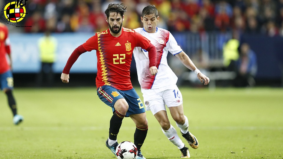 Isco conduce con la selección española