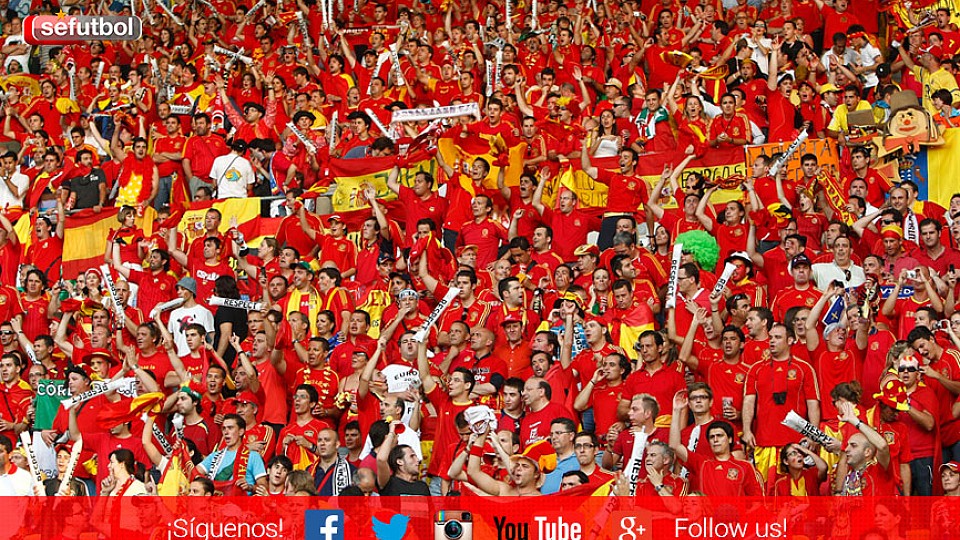 Aficionados de la Selección Española animan al equipo durante la Eurocopa