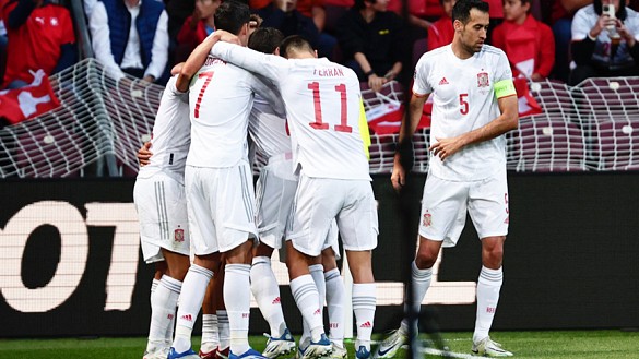 España celebra su gol en Ginebra