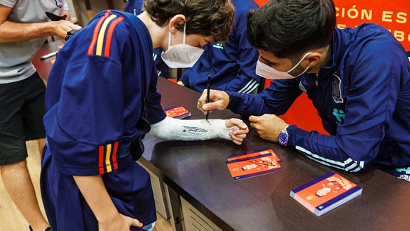Marco Asensio firma la escayola del joven José Soto