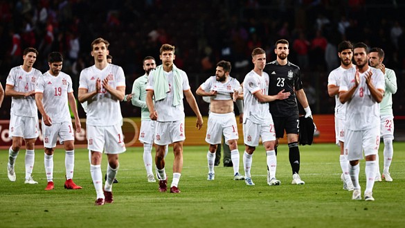 Los jugadores de la Selección, al término de su partido en Ginebra