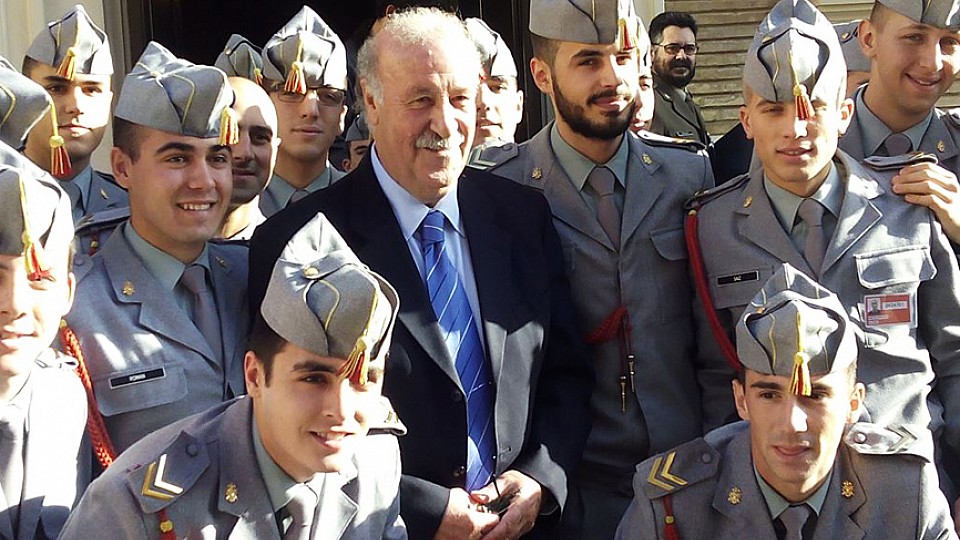 Vicente del Bosque posa junto a los cadetes de la Academia General Militar de Zaragoza