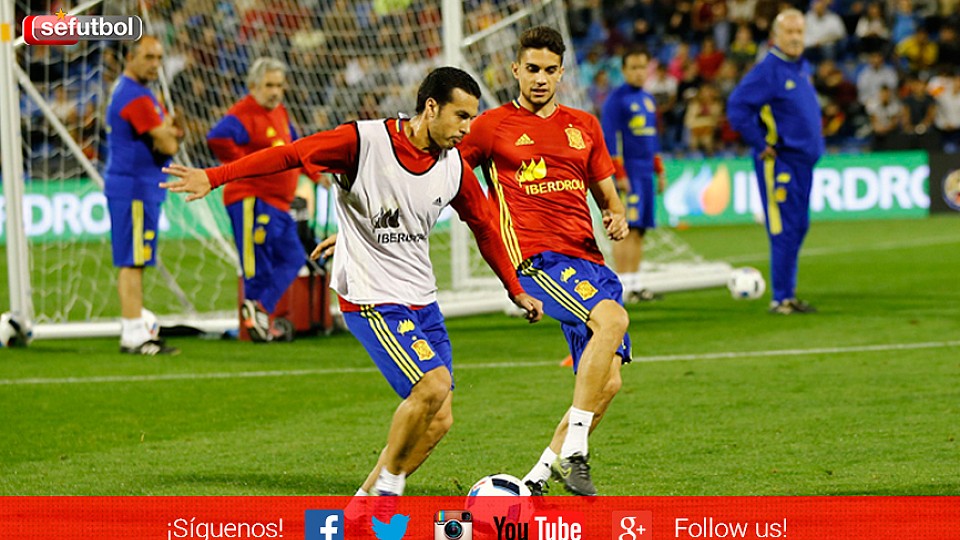 Pedro Rodríguez y Marc Bartra pugnan por un balón durante un entrenamiento reciente de España