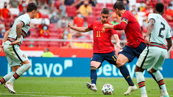 Ferran Torres dispara a puerta durante el España-Portugal jugado en Madrid