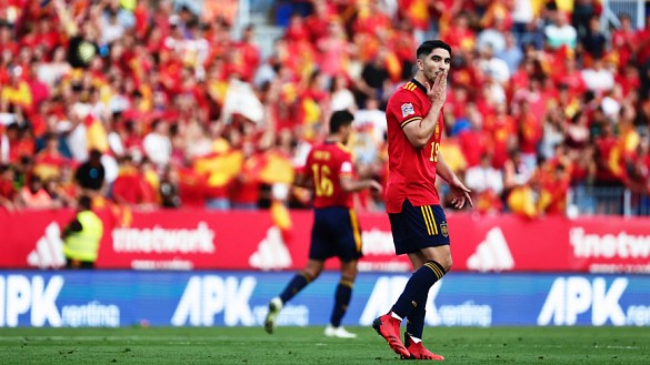 Carlos Soler celebra el primer gol de España en Málaga