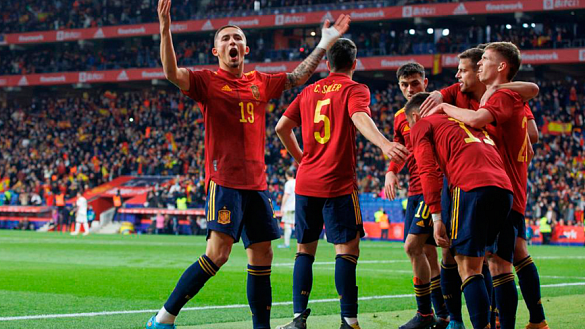 España celebra su triunfo en el RCDE Stadium