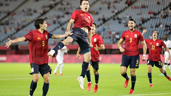 Mikel Oyazabal festeja el gol definitivo de España en la prórroga