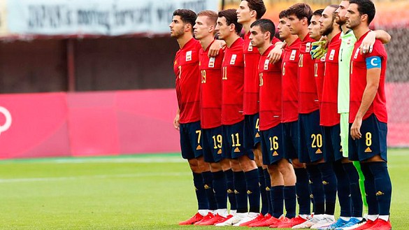 La Selección española escucha el himno antes del encuentro frente a Costa de Marfil