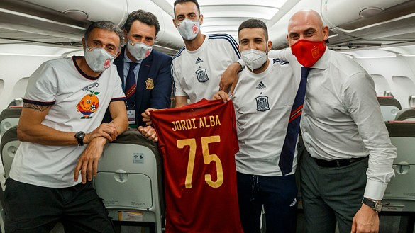 Jordi Alba recibe su camiseta conmemorativa por los 75 partidos con la Selección