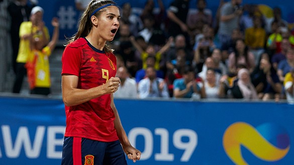Carol celebra un gol en un partido con España