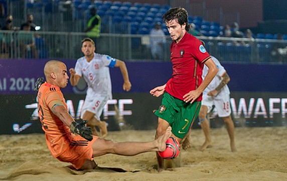 Pablo se impone al delantero portugués en un momento del juego 