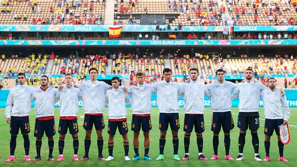 Los jugadores de la Selección española escuchan el himno antes del debut frente a Suecia