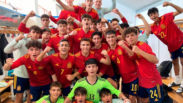 La Selección española Sub-16 celebra su victoria frente a Suiza